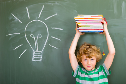 starker Schüler mit Büchern über dem Kopf