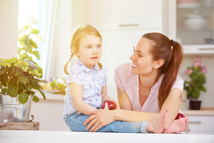 Mutter und Kind im Sommer in der Kche